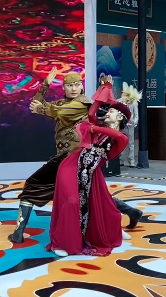 Baile_kazajo_desata_alegri_a_en_la_Expo_Cultural_de_Dunhuang__ video poster