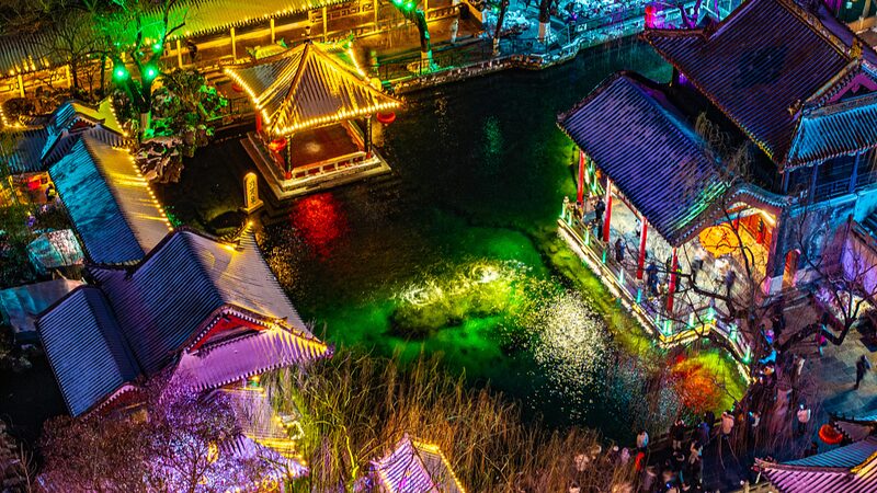 Baotu_Spring_se_ilumina__un_parai_so_de_linternas_en_Jinan__