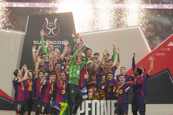 Barcelona aplasta al Real Madrid 5-2 en emocionante final de la Supercopa Española Barcelona_aplasta_al_Real_Madrid_5_2_en_emocionante_final_de_la_Supercopa_Espan_ola
