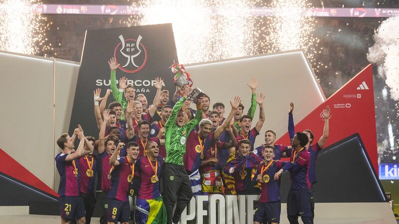 Barcelona_aplasta_al_Real_Madrid_5_2_en_emocionante_final_de_la_Supercopa_Espan_ola