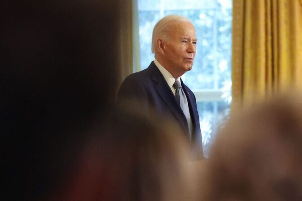 💥 Biden Suelta el Micrófono: Perdona a 39 y Libera a 1,500 Infractores No Violentos __Biden_Suelta_el_Micro_fono__Perdona_a_39_y_Libera_a_1_500_Infractores_No_Violentos