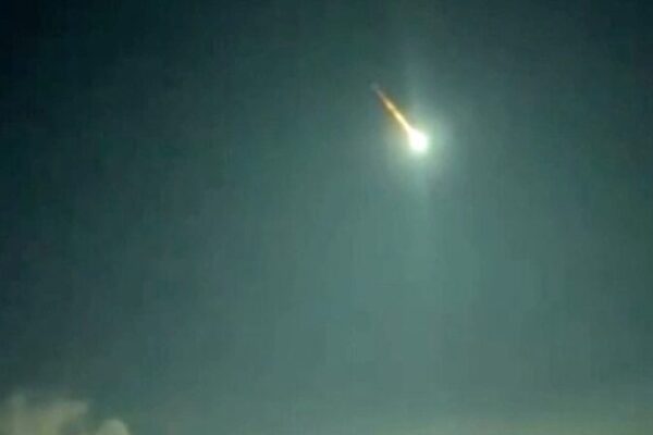 Bola de Fuego de Asteroide Ilumina el Cielo en Yakutia, Rusia ✨🚀 Bola_de_Fuego_de_Asteroide_Ilumina_el_Cielo_en_Yakutia__Rusia___