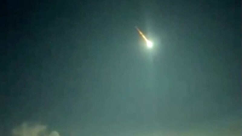 Bola_de_Fuego_de_Asteroide_Ilumina_el_Cielo_en_Yakutia__Rusia___
