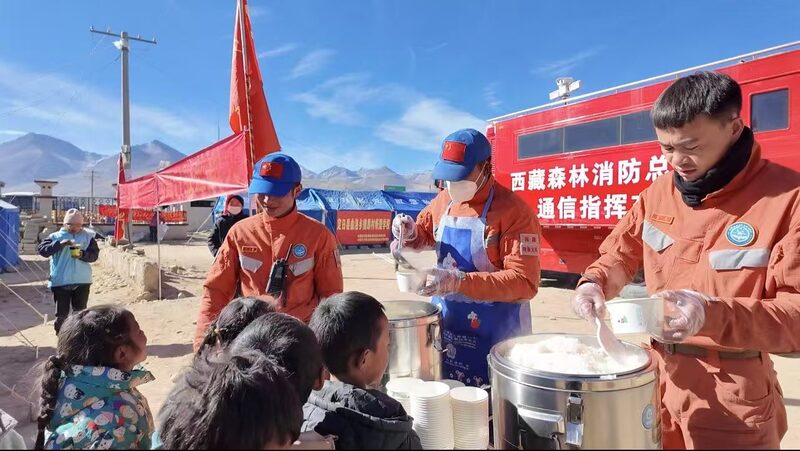 __Bomberos_Sirven_Esperanza__Cocinando_para_los_Aldeanos_Afectados_por_el_Terremoto_en_Xizang video poster