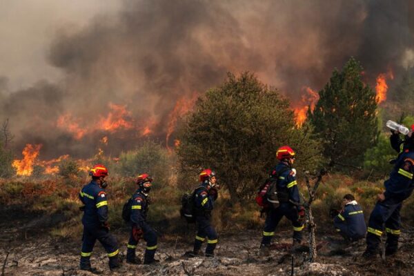 Bomberos_griegos_luchan_contra_un_e_pico_incendio_forestal__avanzando_despue_s_de_4_di_as______