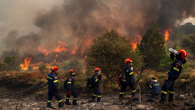 Bomberos_griegos_luchan_contra_un_e_pico_incendio_forestal__avanzando_despue_s_de_4_di_as______