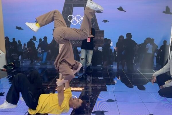 Breakdancing brilla en el CIFTIS 2024: Bailarines franceses y chinos asombran a la multitud Breakdancing_brilla_en_el_CIFTIS_2024__Bailarines_franceses_y_chinos_asombran_a_la_multitud video poster