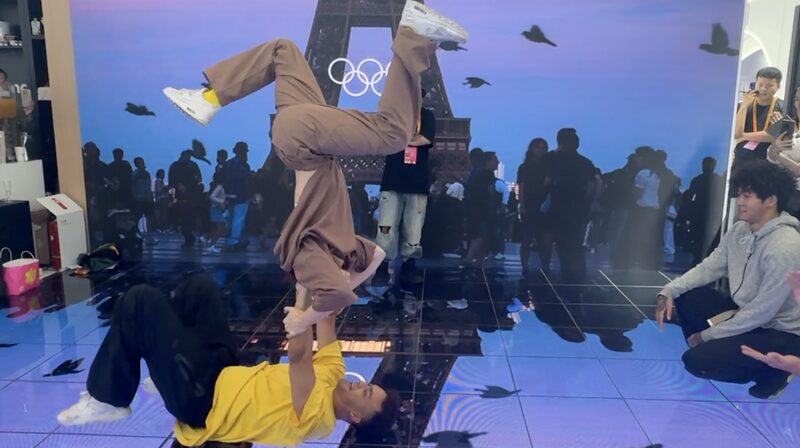 Breakdancing_brilla_en_el_CIFTIS_2024__Bailarines_franceses_y_chinos_asombran_a_la_multitud video poster