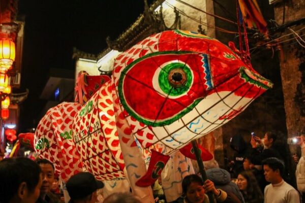 Brillantes faroles de peces iluminan las calles del pueblo de Zhanqi 🎏✨ Brillantes_faroles_de_peces_iluminan_las_calles_del_pueblo_de_Zhanqi___