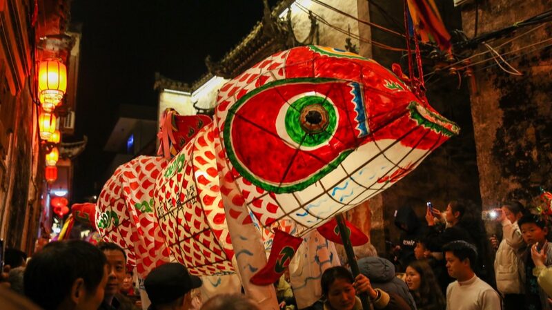 Brillantes_faroles_de_peces_iluminan_las_calles_del_pueblo_de_Zhanqi___