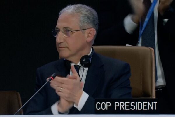 COP29 aprueba un acuerdo de financiamiento climático de $300 mil millones para ayudar a las naciones en desarrollo 🌍💰 COP29_aprueba_un_acuerdo_de_financiamiento_clima_tico_de__300_mil_millones_para_ayudar_a_las_naciones_en_desarrollo___ video poster