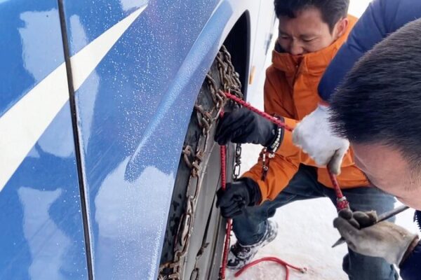 Cadenas para la Nieve a 15,000 Pies: Un Viaje Inolvidable en Autobús en Ganzi 🚌❄️ Cadenas_para_la_Nieve_a_15_000_Pies__Un_Viaje_Inolvidable_en_Autobu_s_en_Ganzi____ video poster