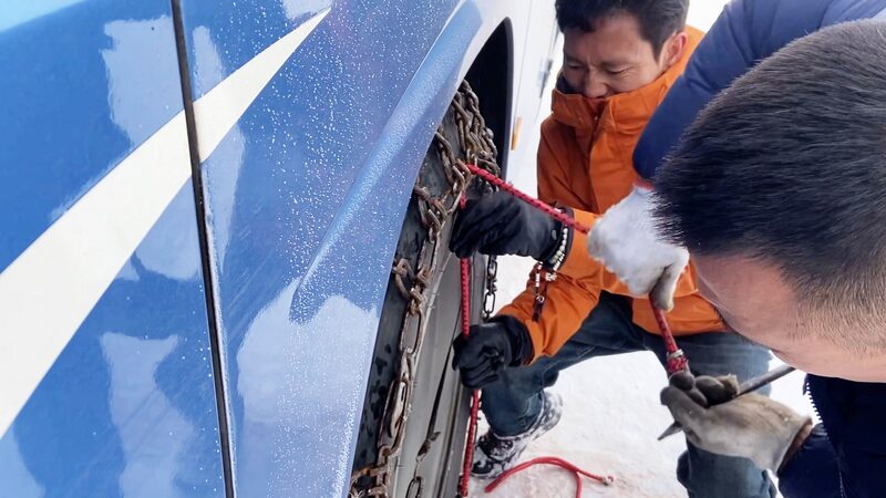 Cadenas_para_la_Nieve_a_15_000_Pies__Un_Viaje_Inolvidable_en_Autobu_s_en_Ganzi____ video poster