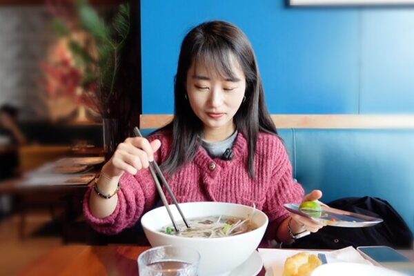 Calienta_Tu_Di_a__Degusta_Pho_Vietnamita_en_el_Invierno_de_Peki_n video poster