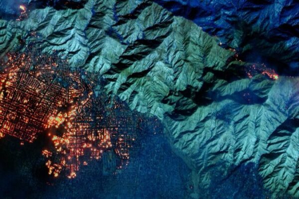 California_en_Llamas____Miles_Huyen_Mientras_los_Incendios_Forestales_Continu_an video poster