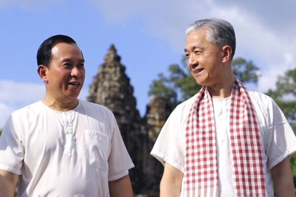 Camboya da la bienvenida a los turistas chinos: Embajador y Ministro recorren Angkor Wat Camboya_da_la_bienvenida_a_los_turistas_chinos__Embajador_y_Ministro_recorren_Angkor_Wat video poster