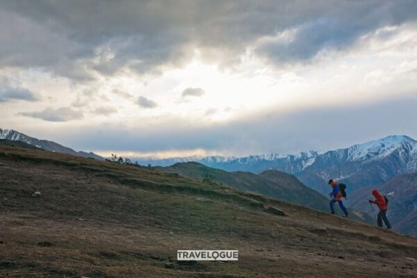 Camina Hombro a Hombro con Montañas Nevadas Camina_Hombro_a_Hombro_con_Montan_as_Nevadas