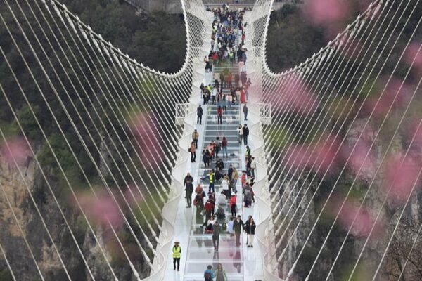 Caminando_en_el_Aire__Emociones_te_Esperan_en_el_Puente_de_Vidrio_en_Hunan