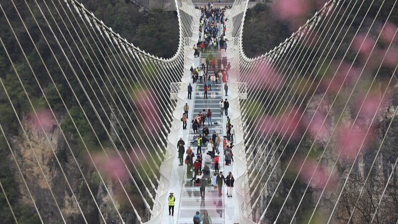 Caminando_en_el_Aire__Emociones_te_Esperan_en_el_Puente_de_Vidrio_en_Hunan