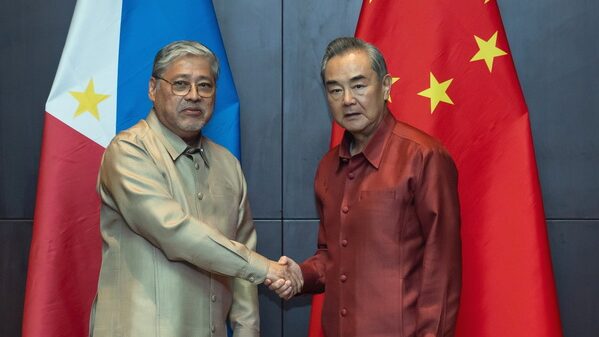 Cancilleres_de_China_y_Filipinas_se_reu_nen_en_Vientia_n_para_abordar_tensiones_bilaterales