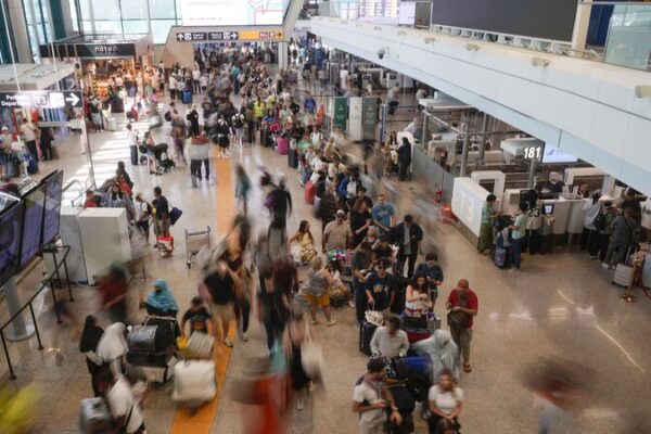 Caos mundial en aeropuertos por fallo informático que causa retrasos masivos ✈️🚫 Caos_mundial_en_aeropuertos_por_fallo_informa_tico_que_causa_retrasos_masivos____ video poster