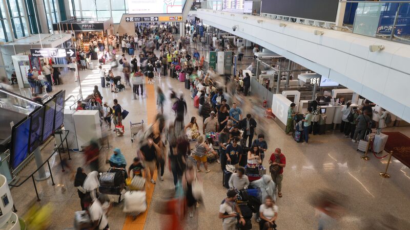 Caos_mundial_en_aeropuertos_por_fallo_informa_tico_que_causa_retrasos_masivos____ video poster