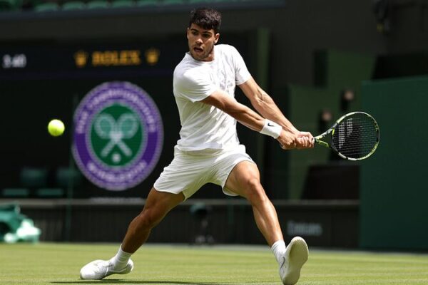 Carlos Alcaraz se prepara para defender su título de Grand Slam en Wimbledon 🎾🏆 Carlos_Alcaraz_se_prepara_para_defender_su_ti_tulo_de_Grand_Slam_en_Wimbledon___
