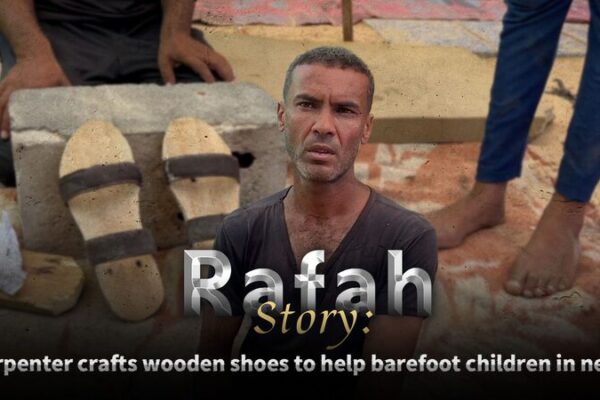 ___Carpintero_en_Gaza_fabrica_zapatos_de_madera_para_nin_os_descalzos_ video poster
