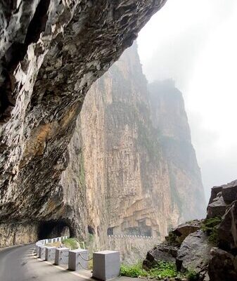 Carretera_en_Acantilado_Xiyagou__La_Aventura_Oculta_de_China_en_las_Nubes______ video poster