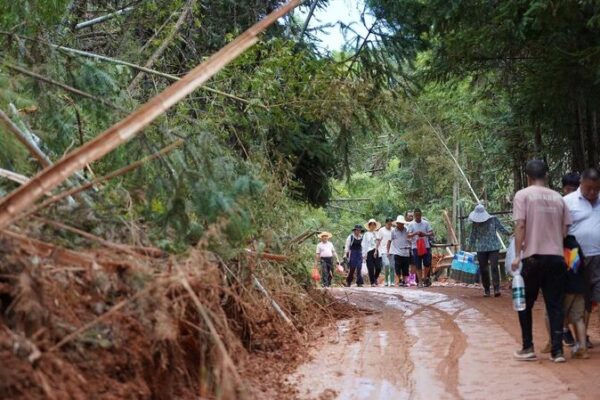 Carreteras__Energi_a_y_Telecomunicaciones_Restauradas_en_Hunan_Afectada_por_Inundaciones___Zixing_Se_Recupera___