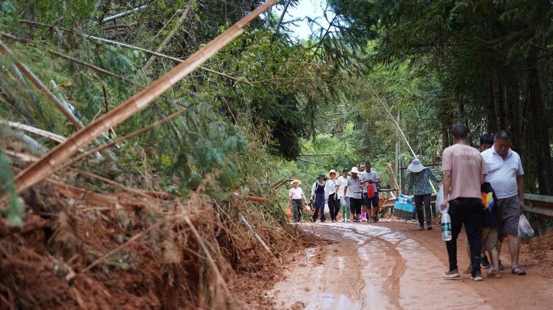 Carreteras__Energi_a_y_Telecomunicaciones_Restauradas_en_Hunan_Afectada_por_Inundaciones___Zixing_Se_Recupera___