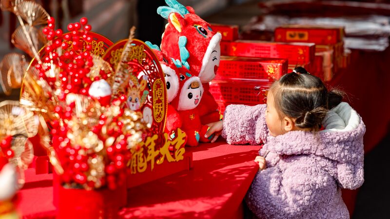 _Celebra_el_An_o_del_Loong_en_los_Vibrantes_Mercados_Festivos_de_Wuhan_