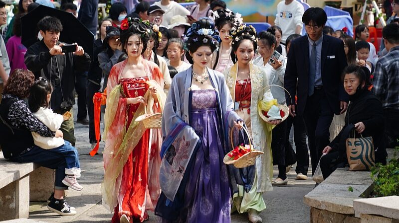 Celebraciones_del_Gusano_de_Seda_en_Zhejiang__Un_Festival_de_Suerte_y_Cosecha__