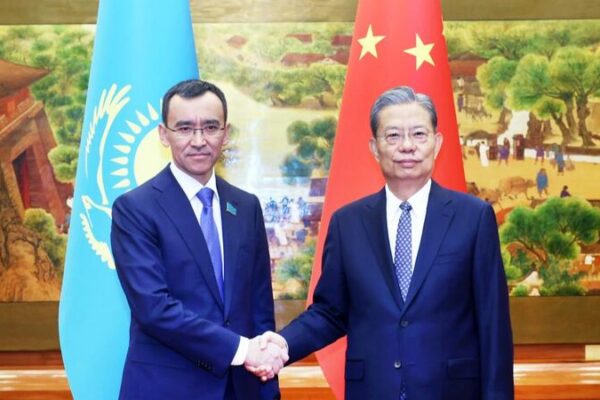 China____y_Kazajista_n____fortalecen_su_amistad__Li_deres_legislativos_se_reu_nen_en_Beijing