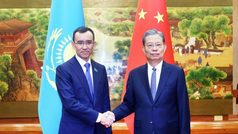 China____y_Kazajista_n____fortalecen_su_amistad__Li_deres_legislativos_se_reu_nen_en_Beijing