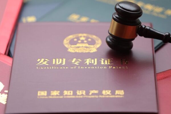 China acelera las revisiones de patentes 🚀: Protección rápida para innovadores China_acelera_las_revisiones_de_patentes____Proteccio_n_ra_pida_para_innovadores