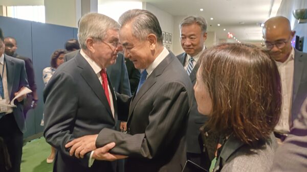__China_apoya_el_espi_ritu_oli_mpico__Wang_Yi_se_reu_ne_con_Bach_del_COI_en_Nueva_York