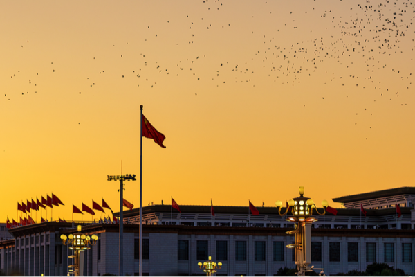 China celebra el 75.º aniversario con izamiento de bandera al amanecer en la Plaza de Tiananmen China_celebra_el_75_o_aniversario_con_izamiento_de_bandera_al_amanecer_en_la_Plaza_de_Tiananmen video poster