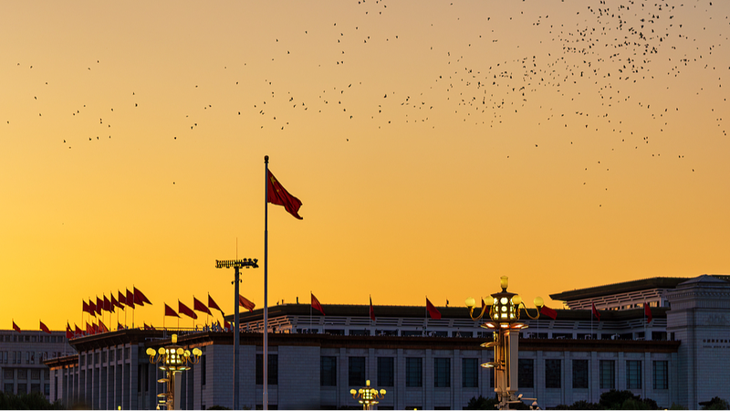 China_celebra_el_75_o_aniversario_con_izamiento_de_bandera_al_amanecer_en_la_Plaza_de_Tiananmen video poster