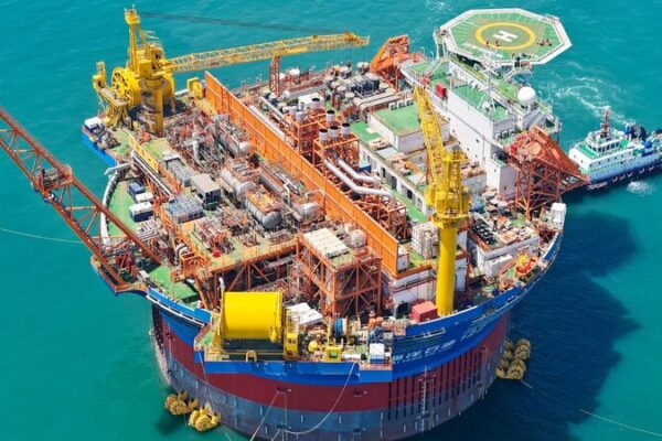 China_crea_olas_con_la_primera_plataforma_petroli_fera_cili_ndrica_costa_afuera_de_Asia__
