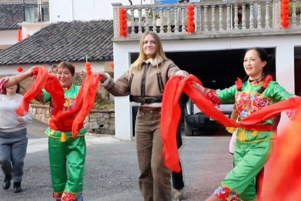 China_da_la_bienvenida_a_un_incremento_de_turistas_extranjeros_antes_del_Festival_de_Primavera video poster