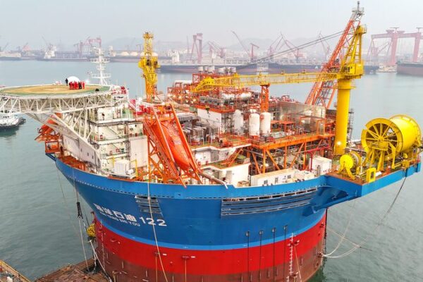 China_despliega__Haikui_No_1___la_primera_instalacio_n_petrolera_flotante_cili_ndrica_de_Asia