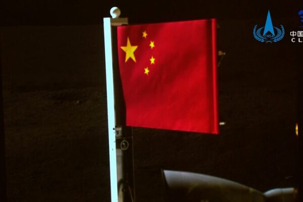 China despliega bandera hecha de roca en el lado lejano de la Luna 🚩🌙 China_despliega_bandera_hecha_de_roca_en_el_lado_lejano_de_la_Luna___ video poster