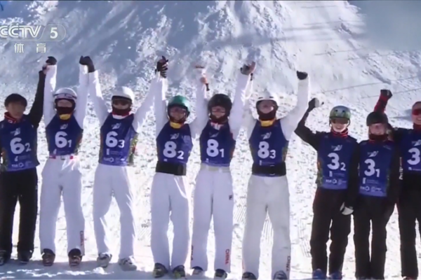 China_domina_el_Mundial_Junior_de_Estilo_Libre_con_oro_y_plata_en_equipo_mixto_de_saltos_acroba_ticos