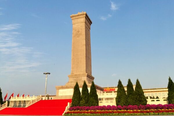 China_honra_a_los_he_roes_en_el_Di_a_de_los_Ma_rtires__Xi_Jinping_lidera_el_tributo_en_la_Plaza_de_Tiananme_n video poster