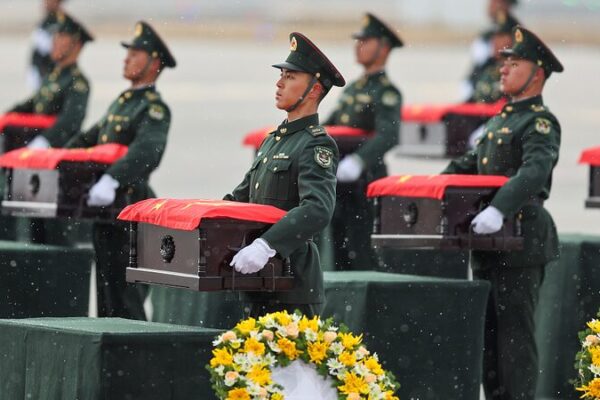 China honra a sus héroes: emotiva ceremonia de entierro para soldados voluntarios China_honra_a_sus_he_roes__emotiva_ceremonia_de_entierro_para_soldados_voluntarios video poster