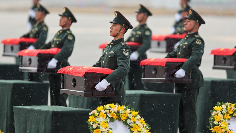 China_honra_a_sus_he_roes__emotiva_ceremonia_de_entierro_para_soldados_voluntarios video poster