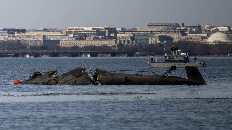 China_insta_a_EE_UU__a_acelerar_la_investigacio_n_sobre_accidente_ae_reo_en_el_ri_o_Potomac
