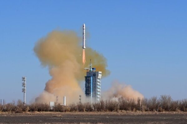 China lanza satélite pakistaní y dos más al espacio China_lanza_sate_lite_pakistani__y_dos_ma_s_al_espacio