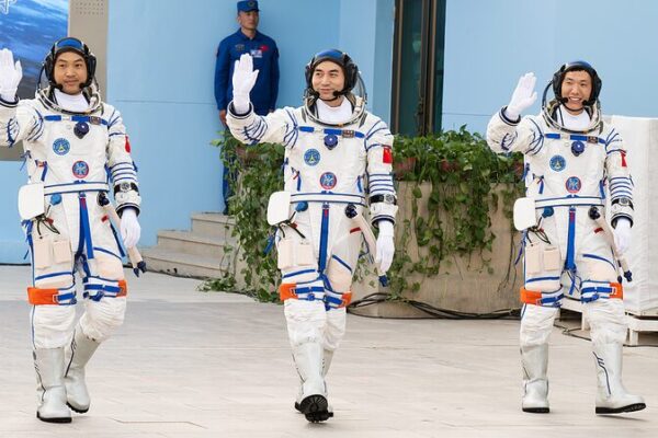 China_premia_a_los_astronautas_de_la_misio_n_Shenzhou_18